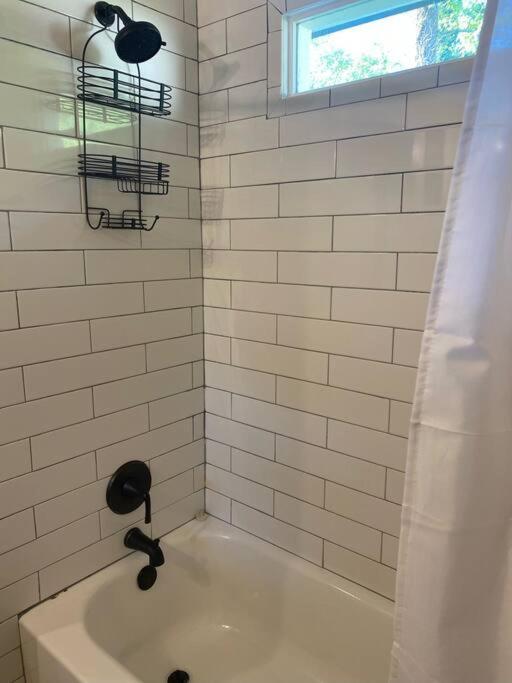 Cozy 2-Bedroom Farmhouse With Parking On Premise Smyrna Ngoại thất bức ảnh